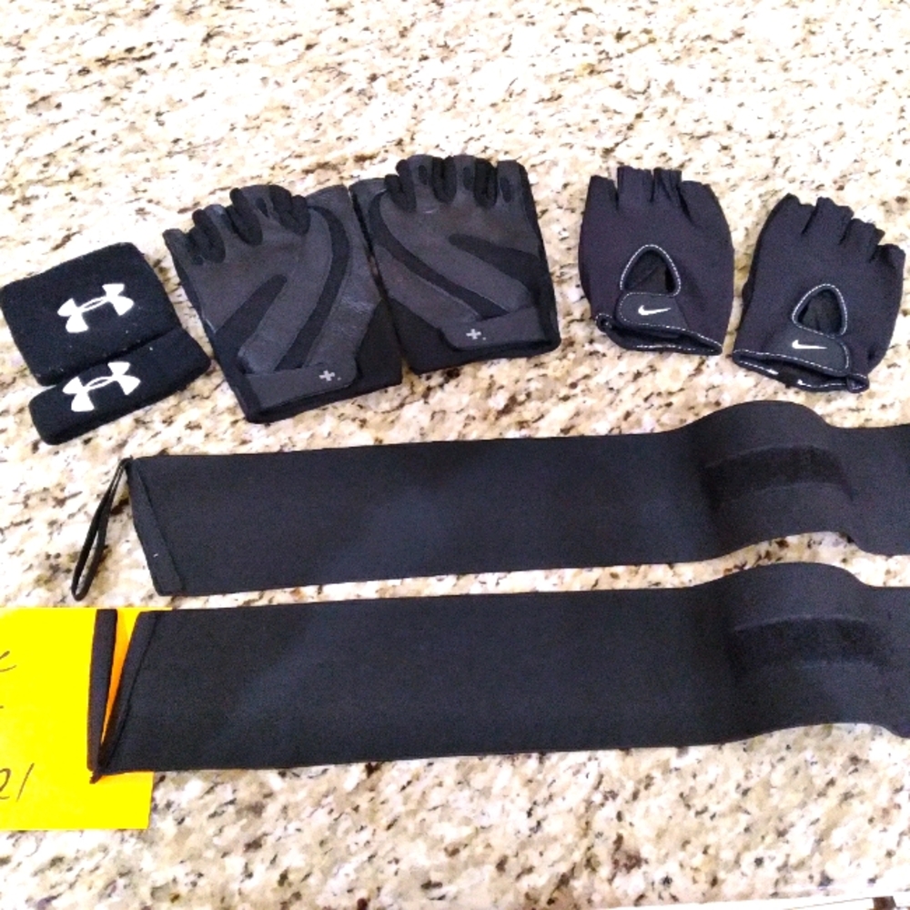 2 pair lifting gloves and 1 pair wrist wraps